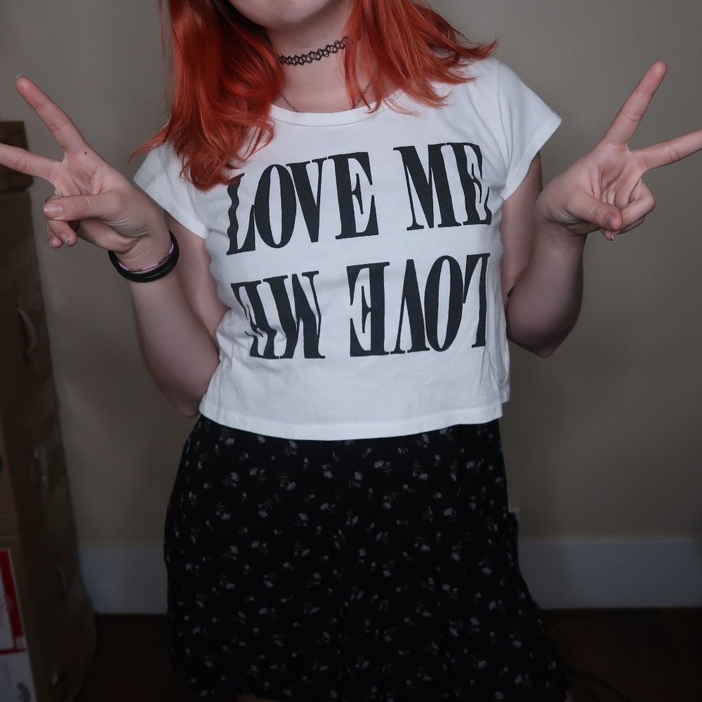 Ocasion Womens White Graphic Short Sleeve Crop Top